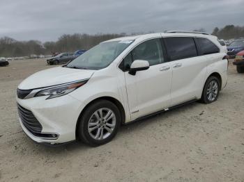  Salvage Toyota Sienna