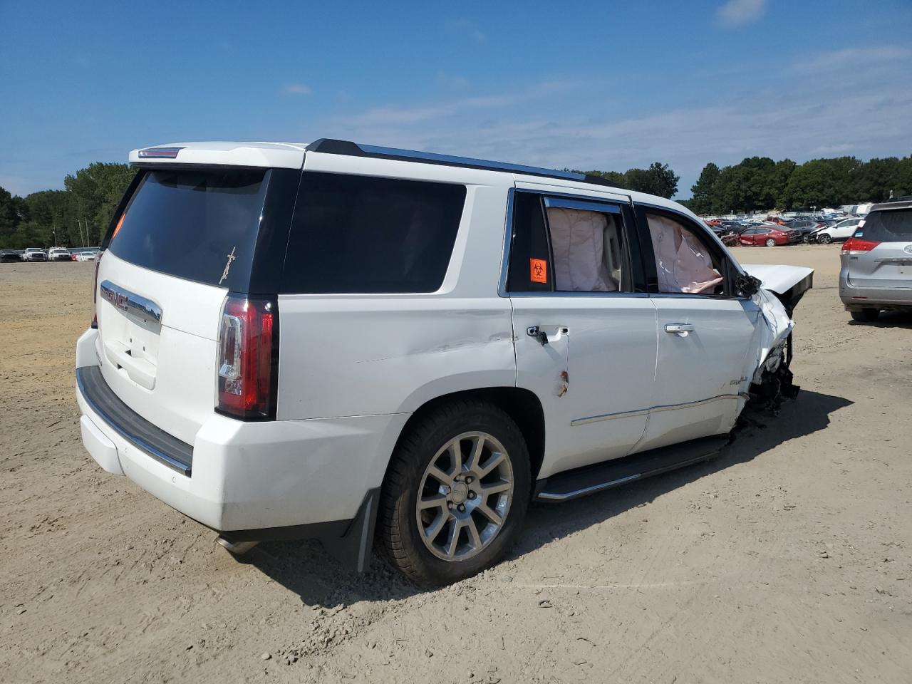 GMC Yukon Denali Image 5