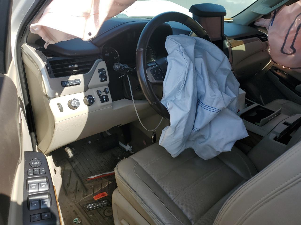 GMC Yukon Denali Image 7