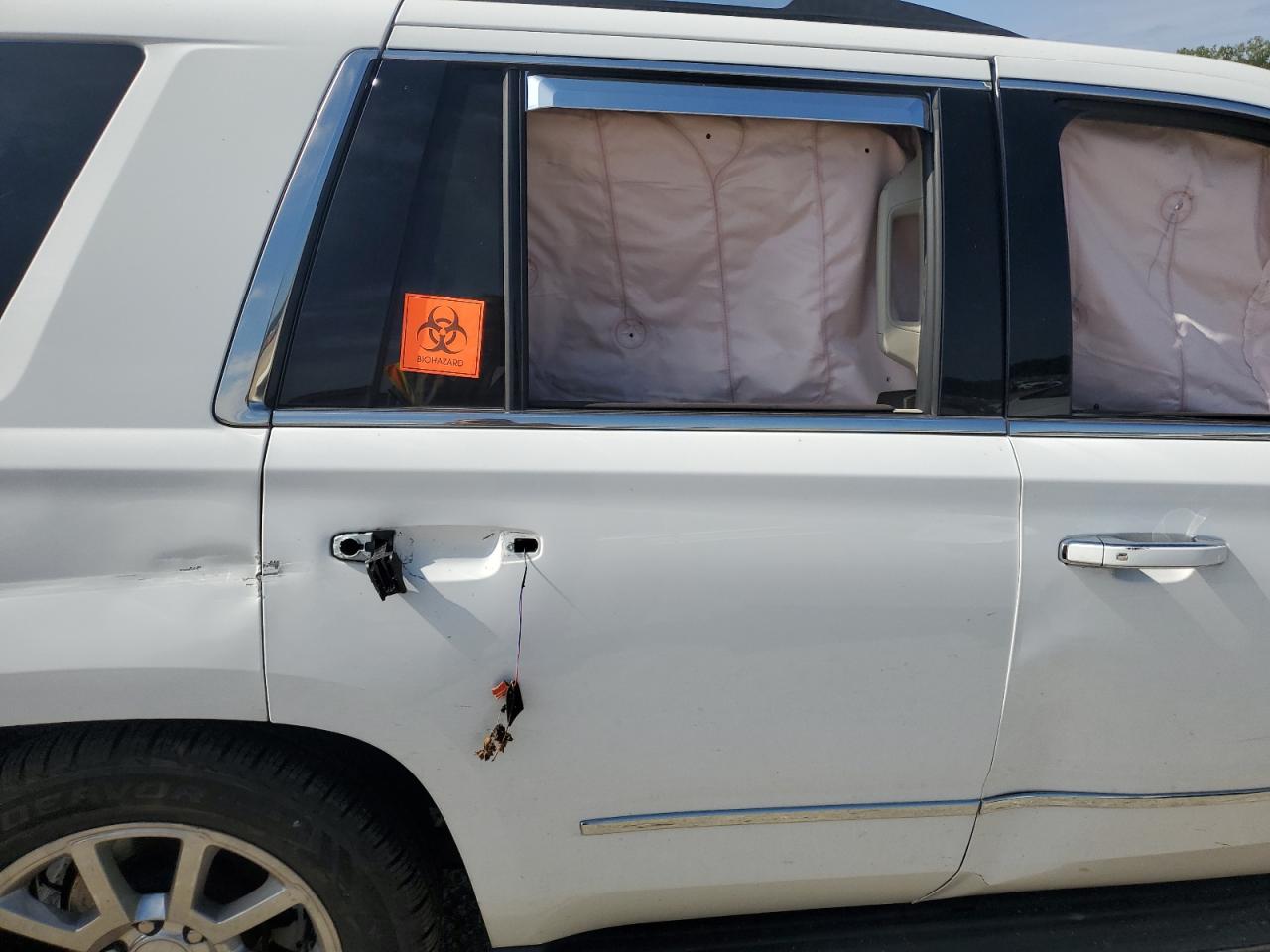 GMC Yukon Denali Image 12