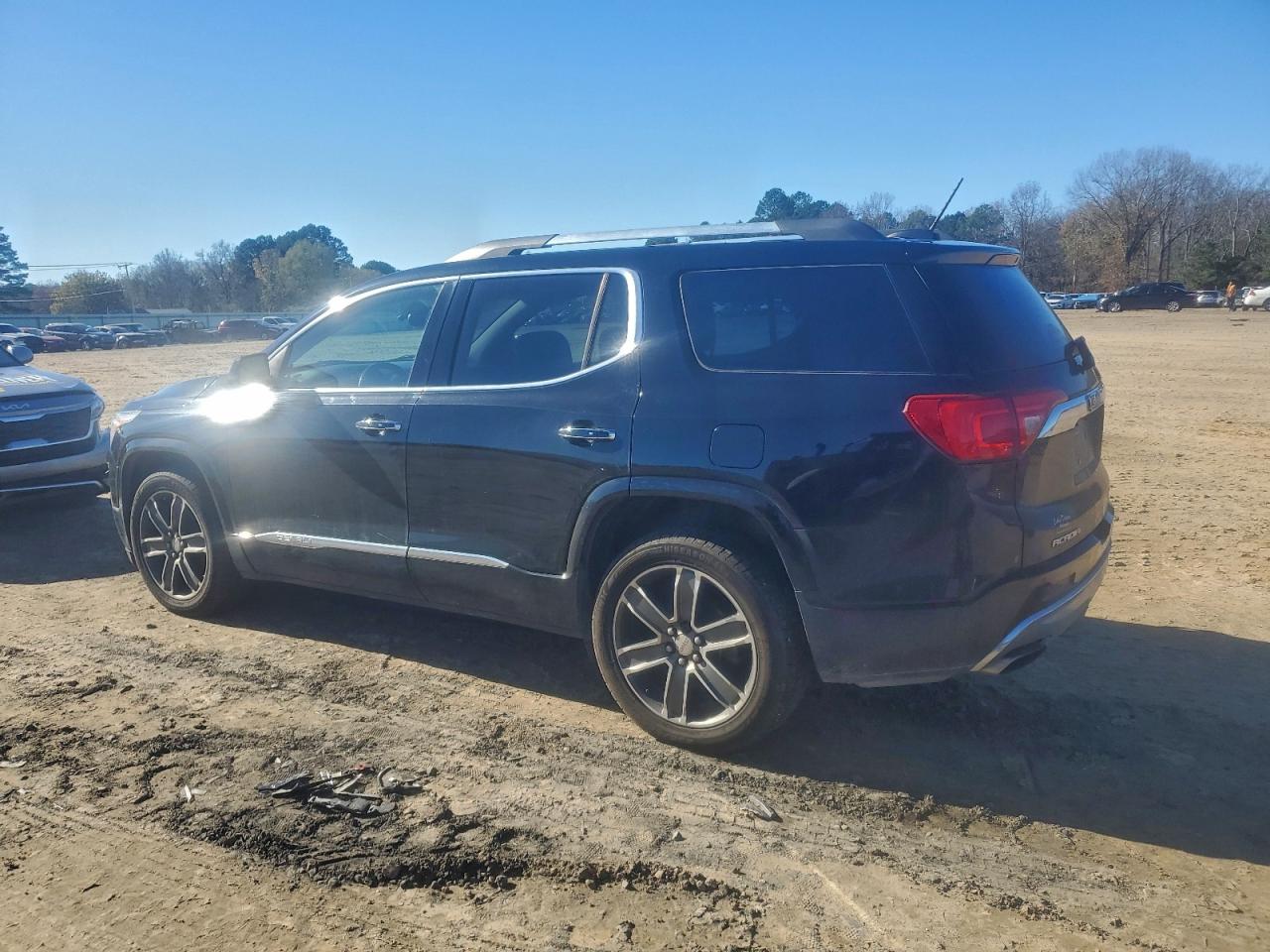 GMC Acadia Denali Image 3