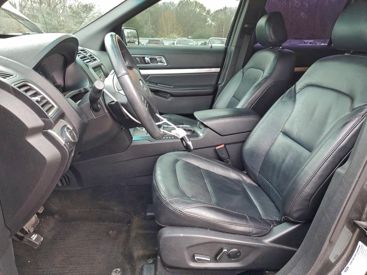 Ford Explorer Xlt Image 3