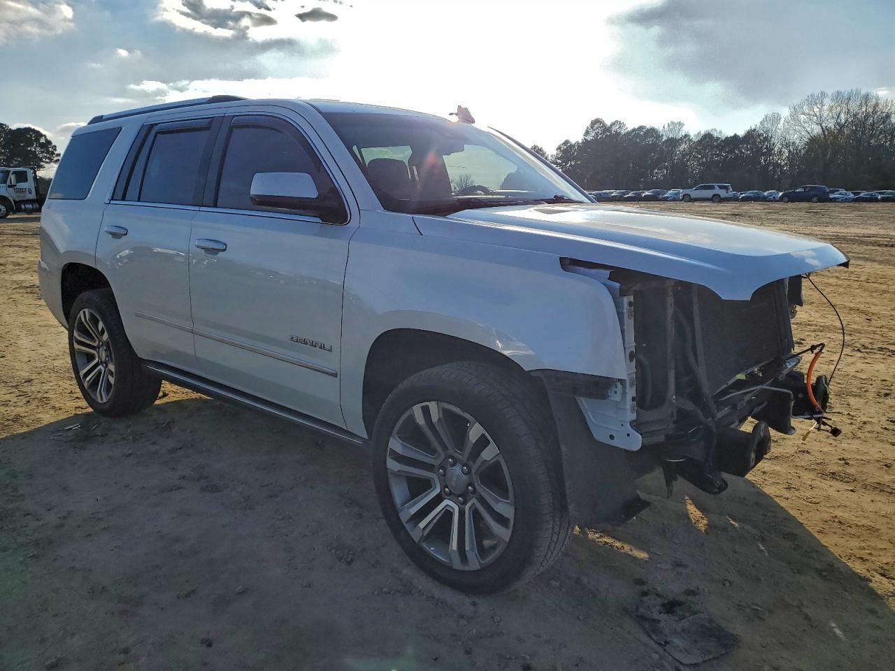 GMC Yukon Denali Image 5