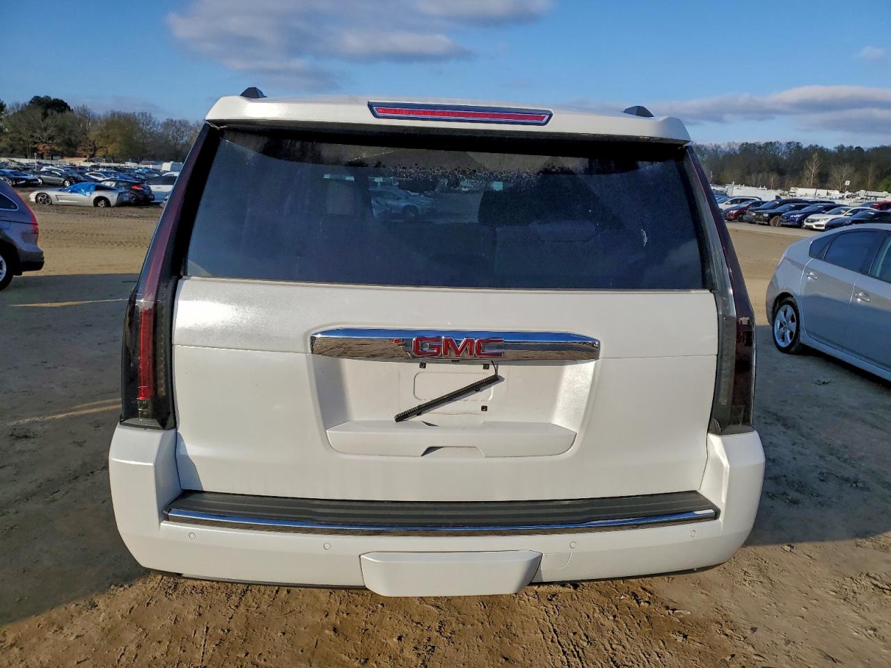 GMC Yukon Denali Image 12